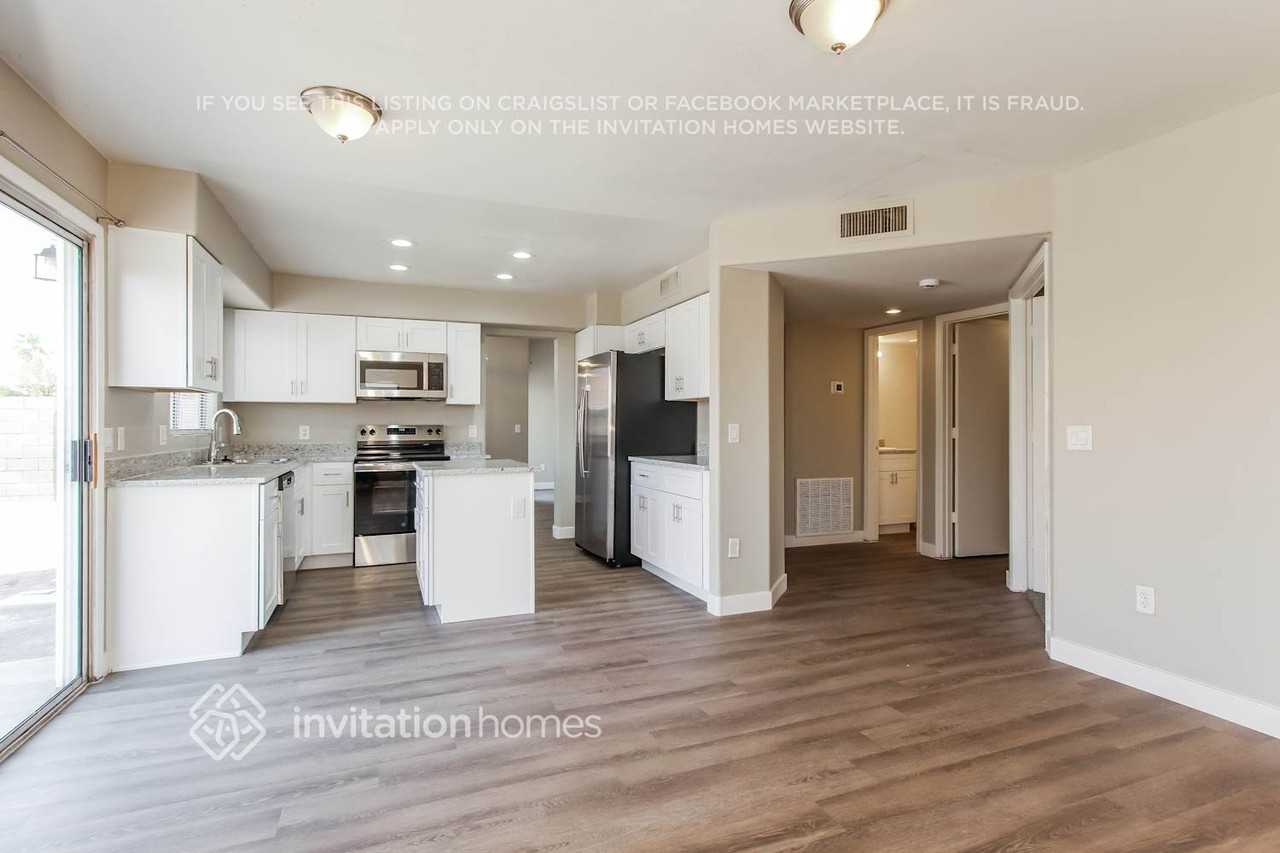 8526 W Cambridge Ave - Photo 5 of 12