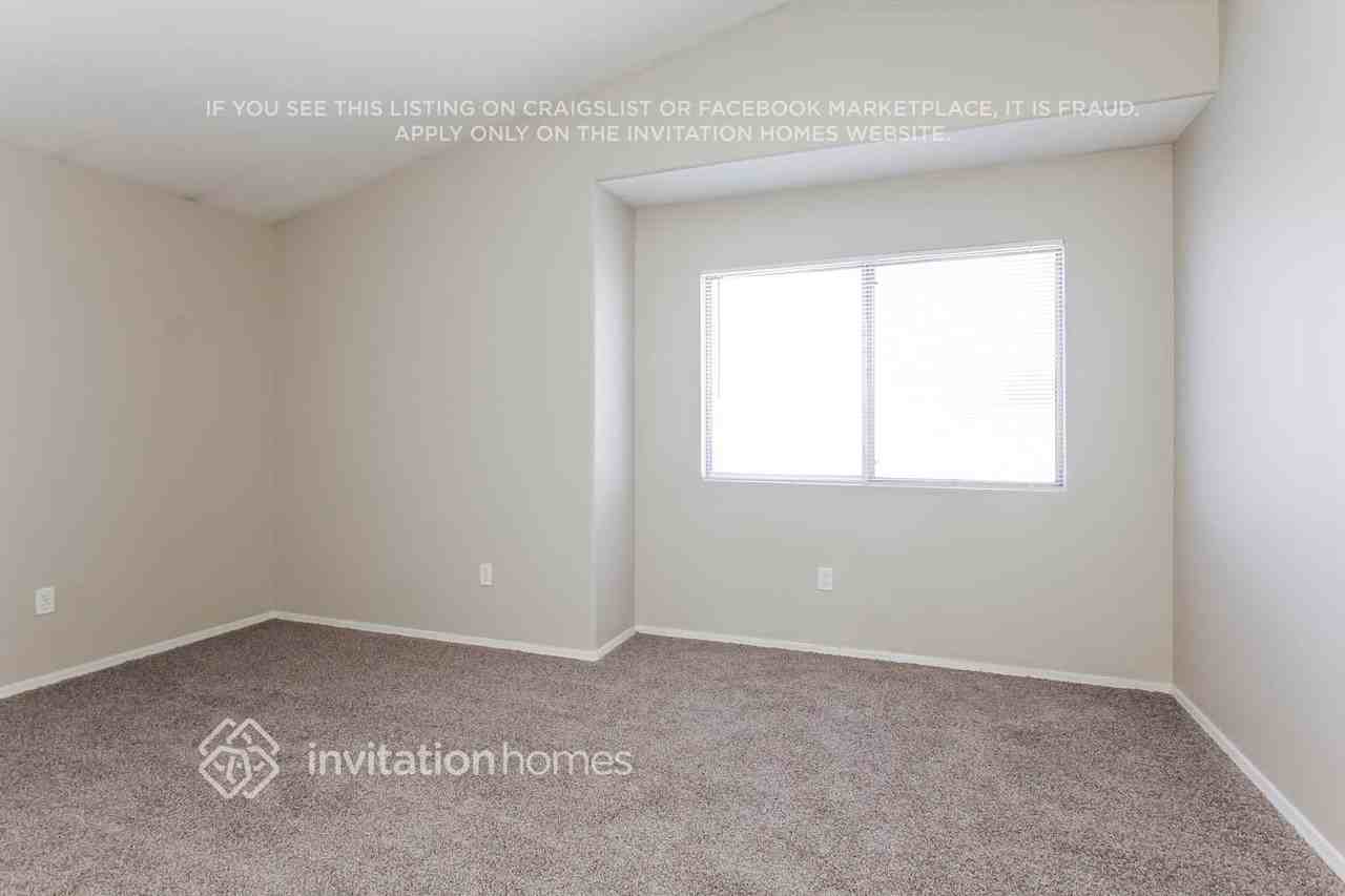8526 W Cambridge Ave - Photo 7 of 12