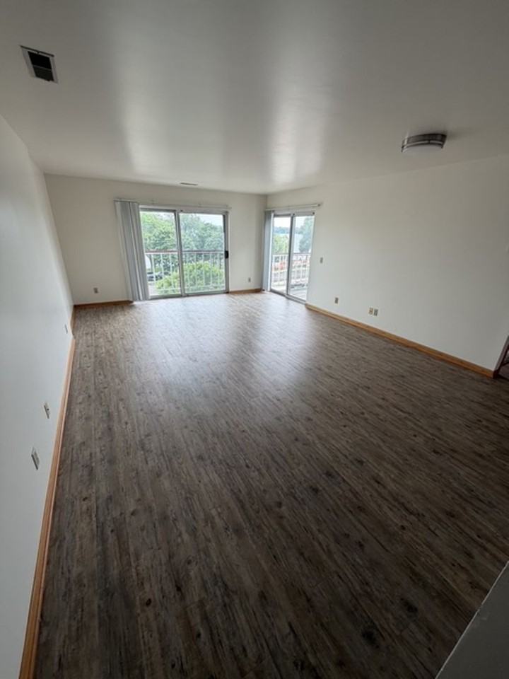 325 - Photo 2 of 19