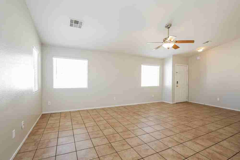 5420 Pepperpike Ave - Photo 4 of 16