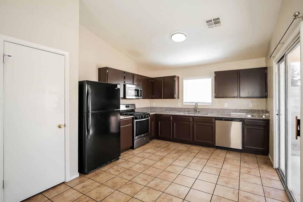 5420 Pepperpike Ave - Photo 7 of 16
