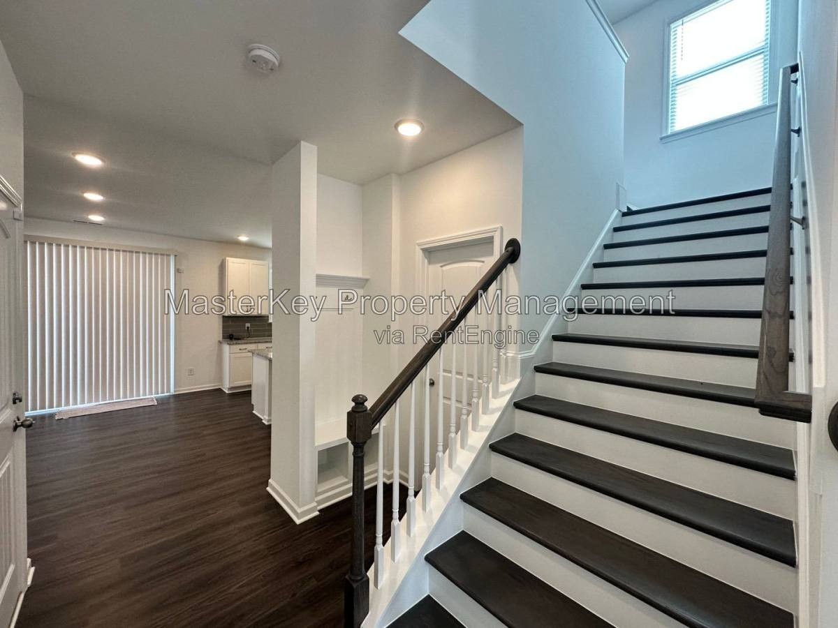 1202 Briar Gate Dr - Photo 2 of 10
