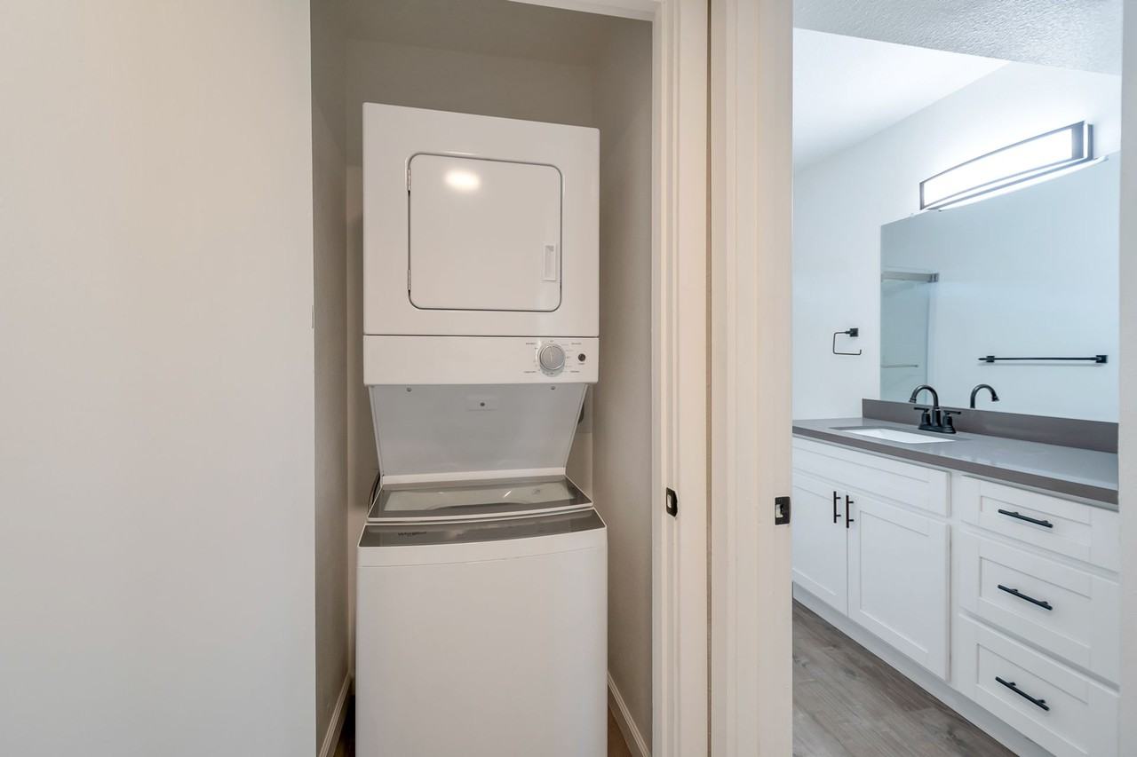 2 bedroom 1 bath in Boutique property! - Photo 2 of 18