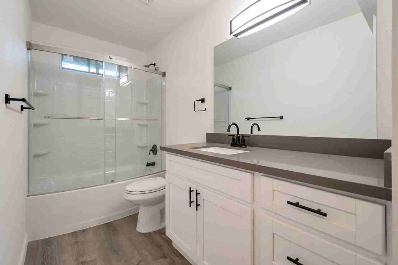 2 bedroom 1 bath in Boutique property! - Photo 4 of 18