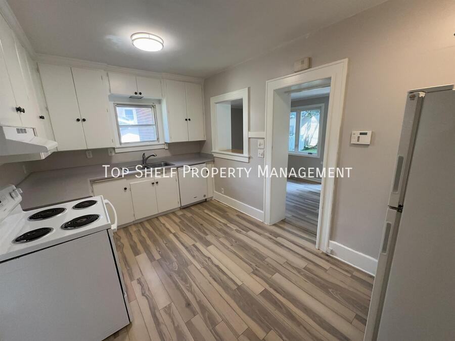 1065 42nd St - Photo 3 of 11