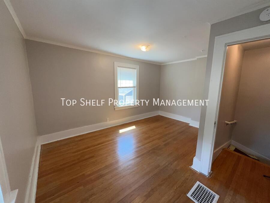 1065 42nd St - Photo 6 of 11