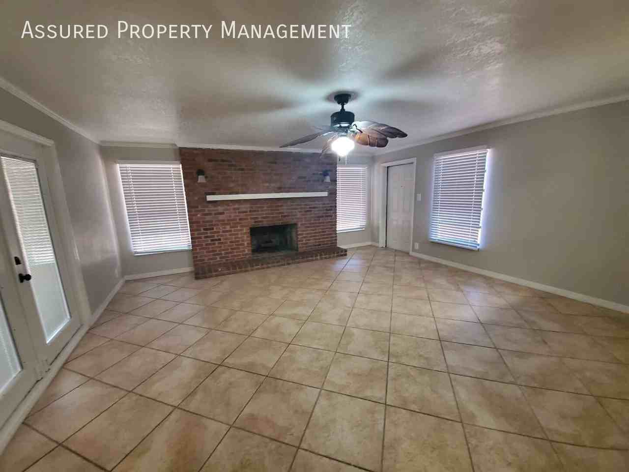 6303 Yellowstone St - Photo 4 of 7