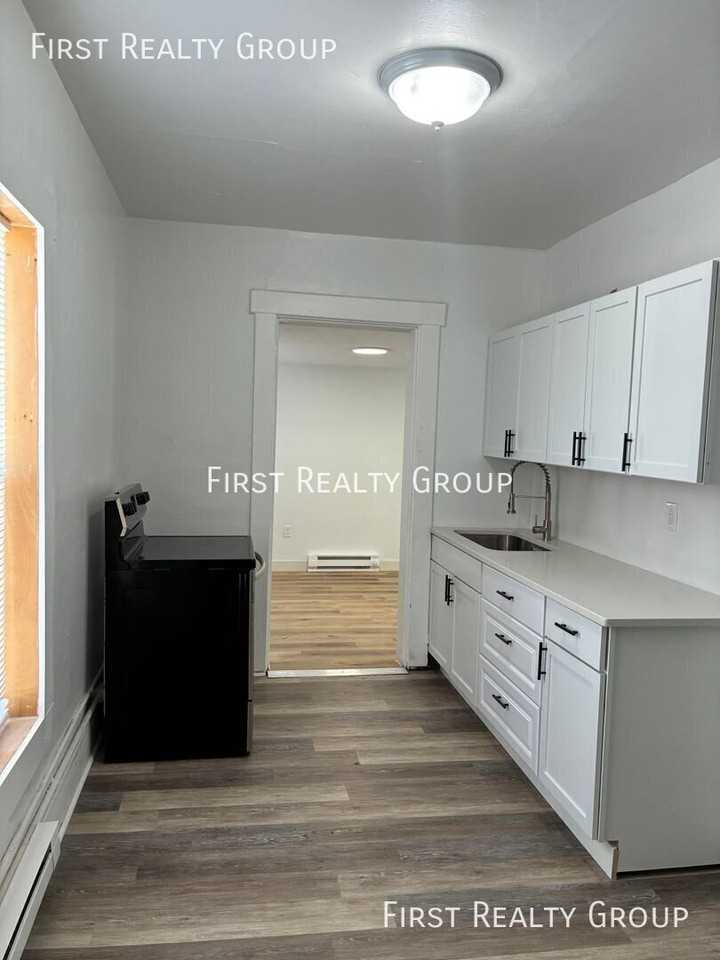 104 1/2 E Pearl St - Photo 5 of 9