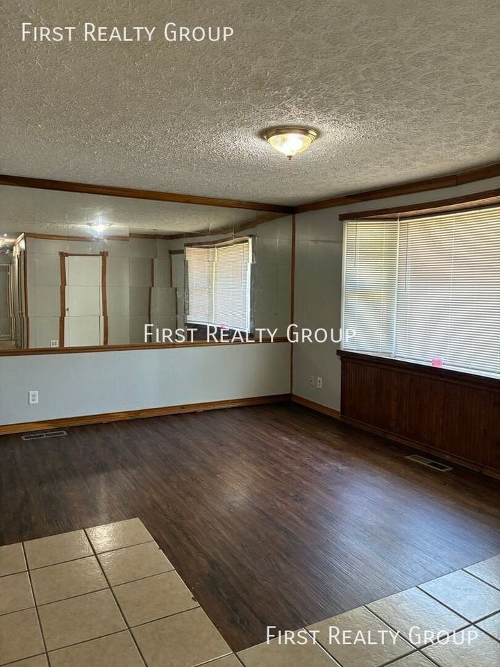 4905 Porterfield Dr - Photo 4 of 9