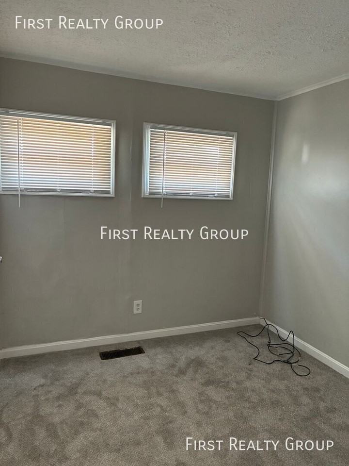 4905 Porterfield Dr - Photo 5 of 9