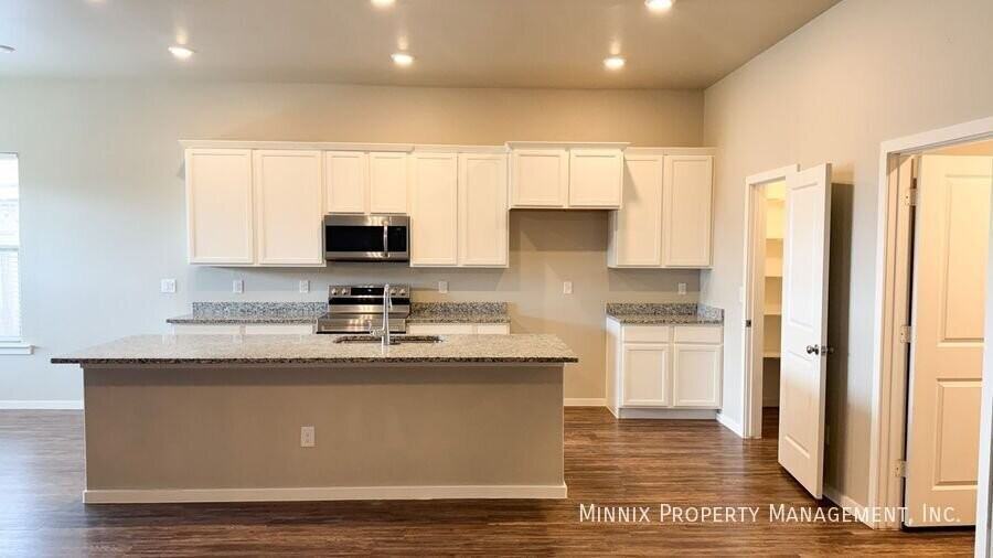 2010 Kenwood Ave - Photo 5 of 31