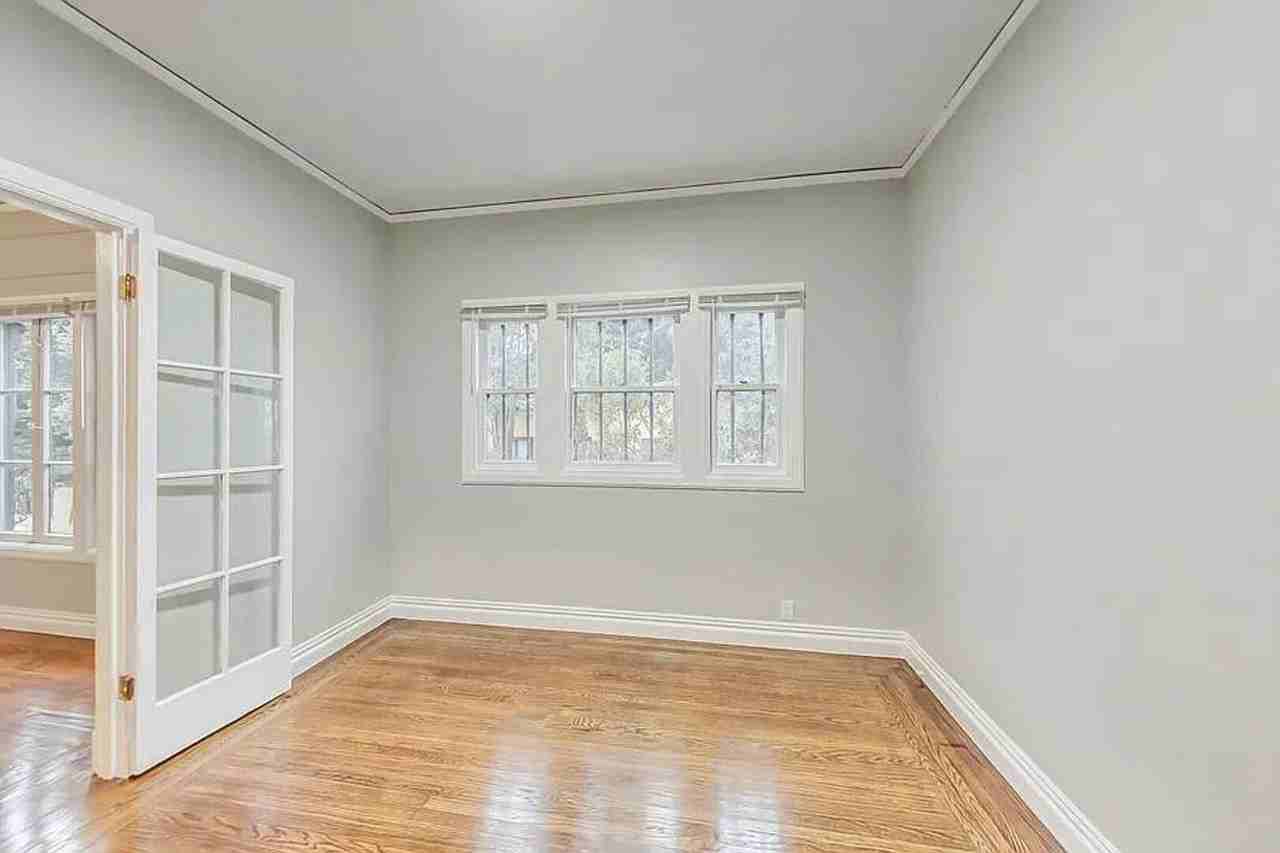 297 Macarthur Blvd - Photo 4 of 16
