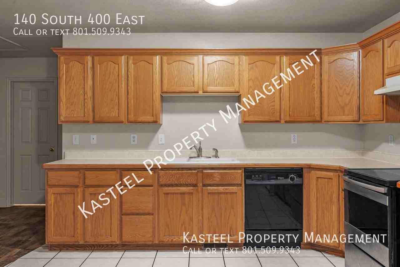 140 S 400 E - Photo 3 of 23