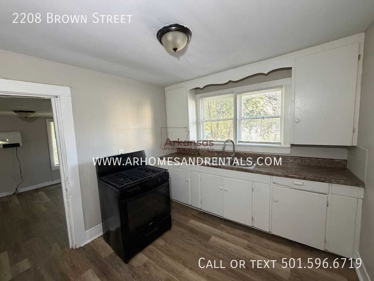 2208 Brown St - Photo 4 of 12