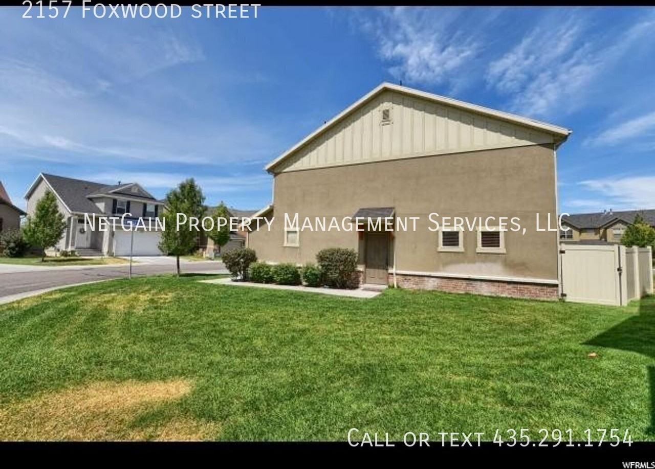 2157 W Foxwood St - Photo 3 of 23