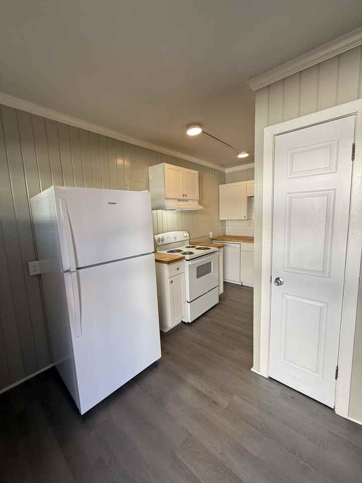 1451 W 4th St - Photo 6 of 7