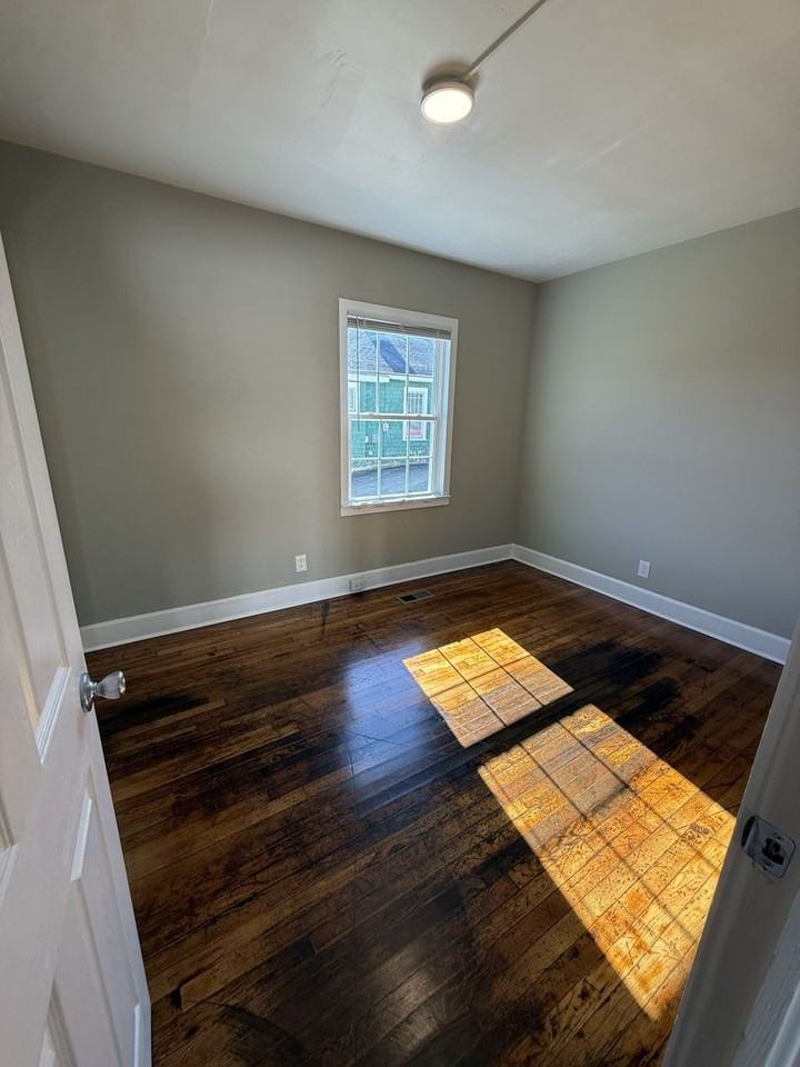 1453 W 4th St - Photo 3 of 6