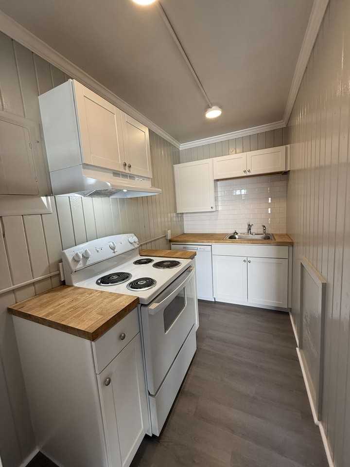 1453 W 4th St - Photo 4 of 6