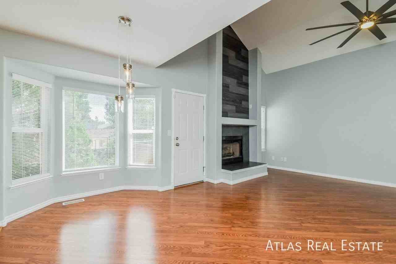 6170 Iverson Ct - Photo 4 of 21