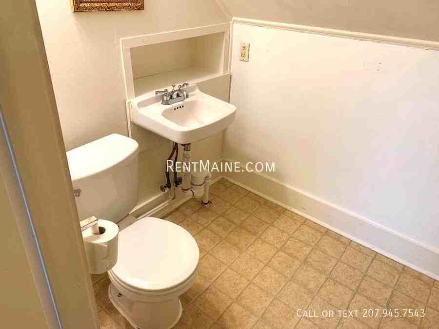 160 Grove St #D - Photo 5 of 12