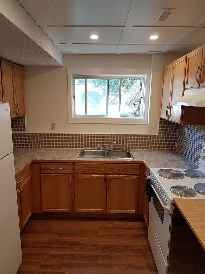 240 26 Ave Ne - Photo 2 of 9