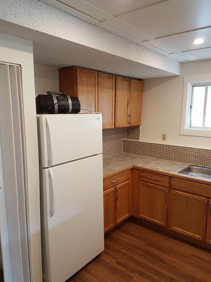 240 26 Ave Ne - Photo 3 of 9