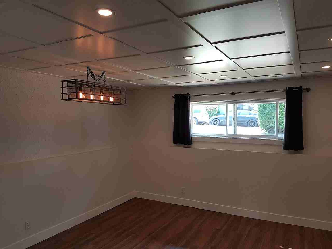240 26 Ave Ne - Photo 5 of 9