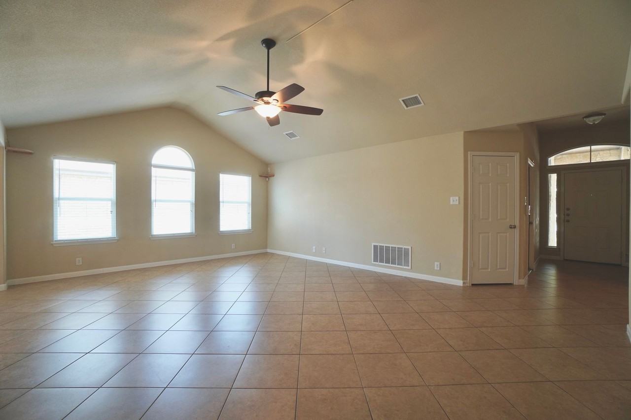 1810 Laminar Creek Rd - Photo 7 of 37