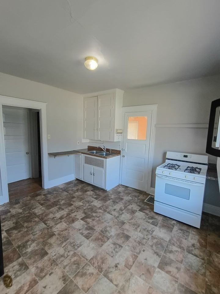 24 N Diamond St - Photo 2 of 8
