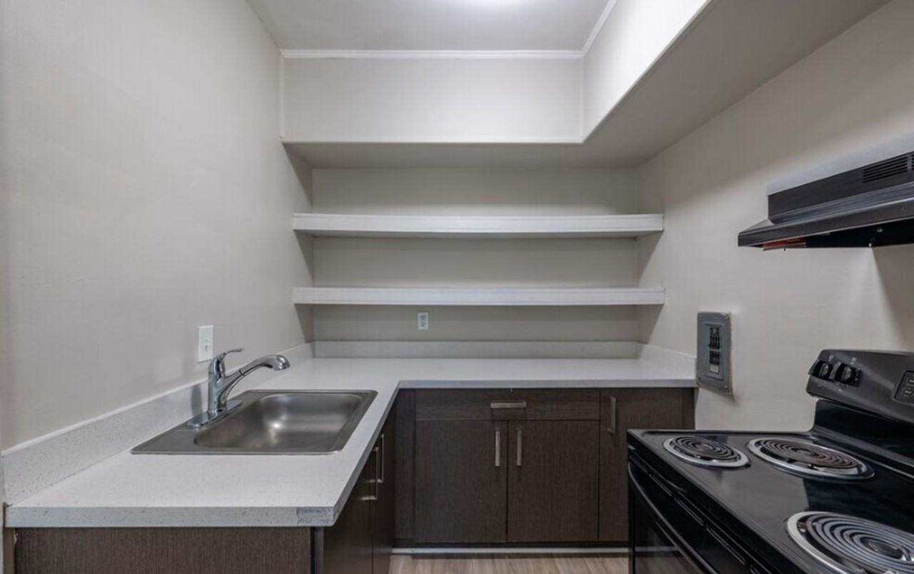 The Oakwood Manor Apartments - Photo 6 of 20