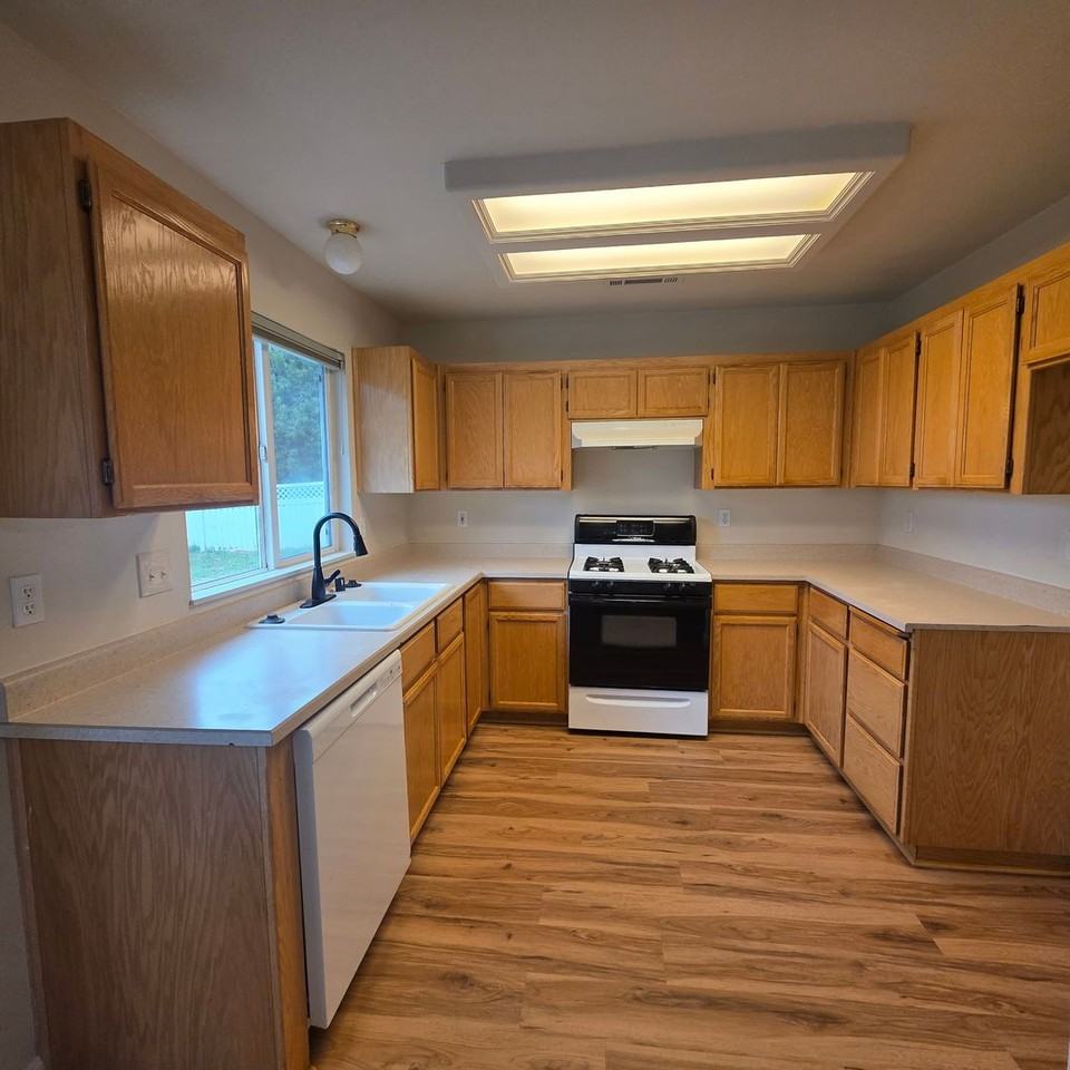 3720 Vinewood Dr - Photo 5 of 16