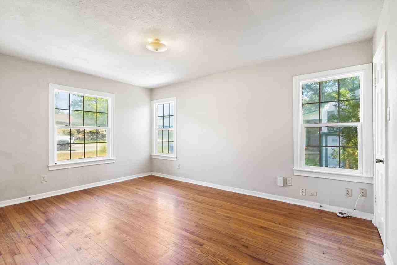 450 Overhill Dr - Photo 7 of 26