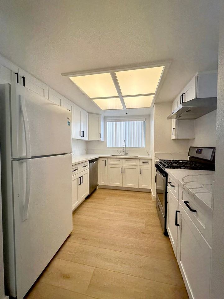 328 E. Providencia Ave. - Photo 3 of 19