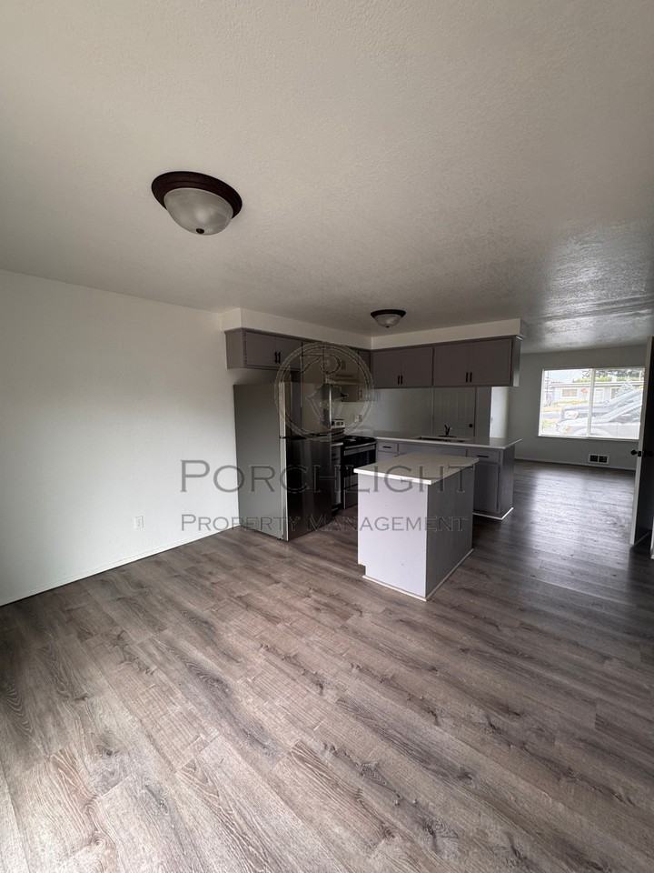 1313 Main St #D - Photo 3 of 8
