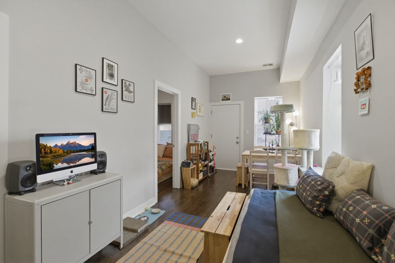 1854 W 18th St #1R - Photo 4 of 11