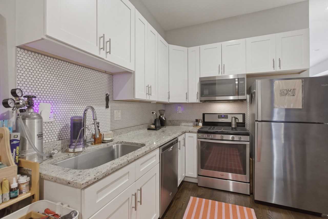 1854 W 18th St #1R - Photo 5 of 11