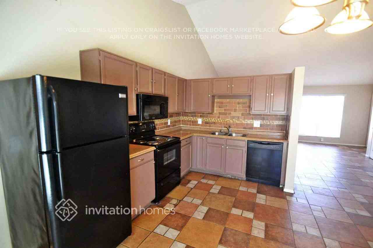 7333 W Oregon Ave - Photo 3 of 11