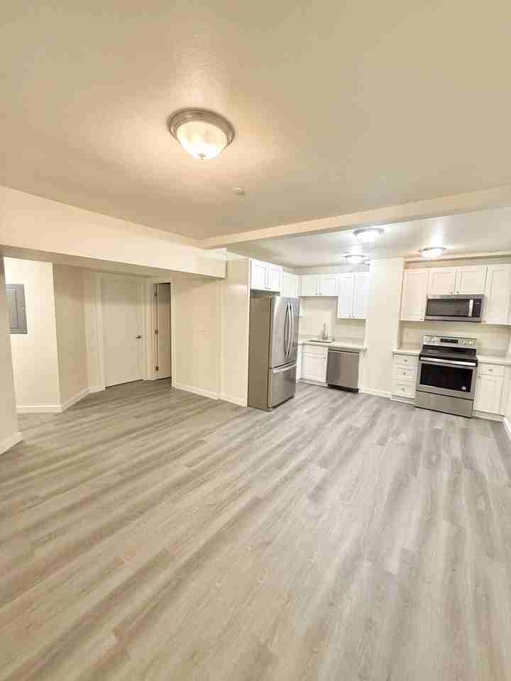 4259 8th Ave Ne #10 - Photo 3 of 34