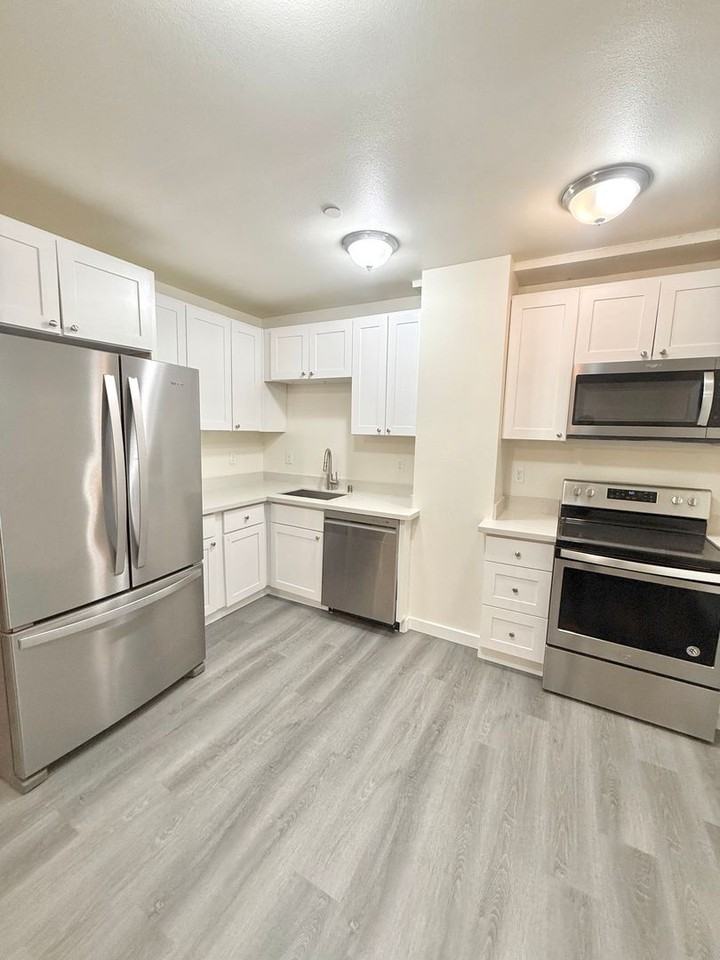 4259 8th Ave Ne #10 - Photo 4 of 34