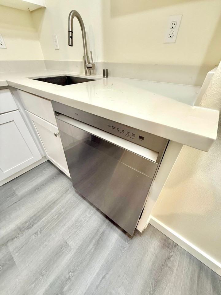 4259 8th Ave Ne #10 - Photo 7 of 34