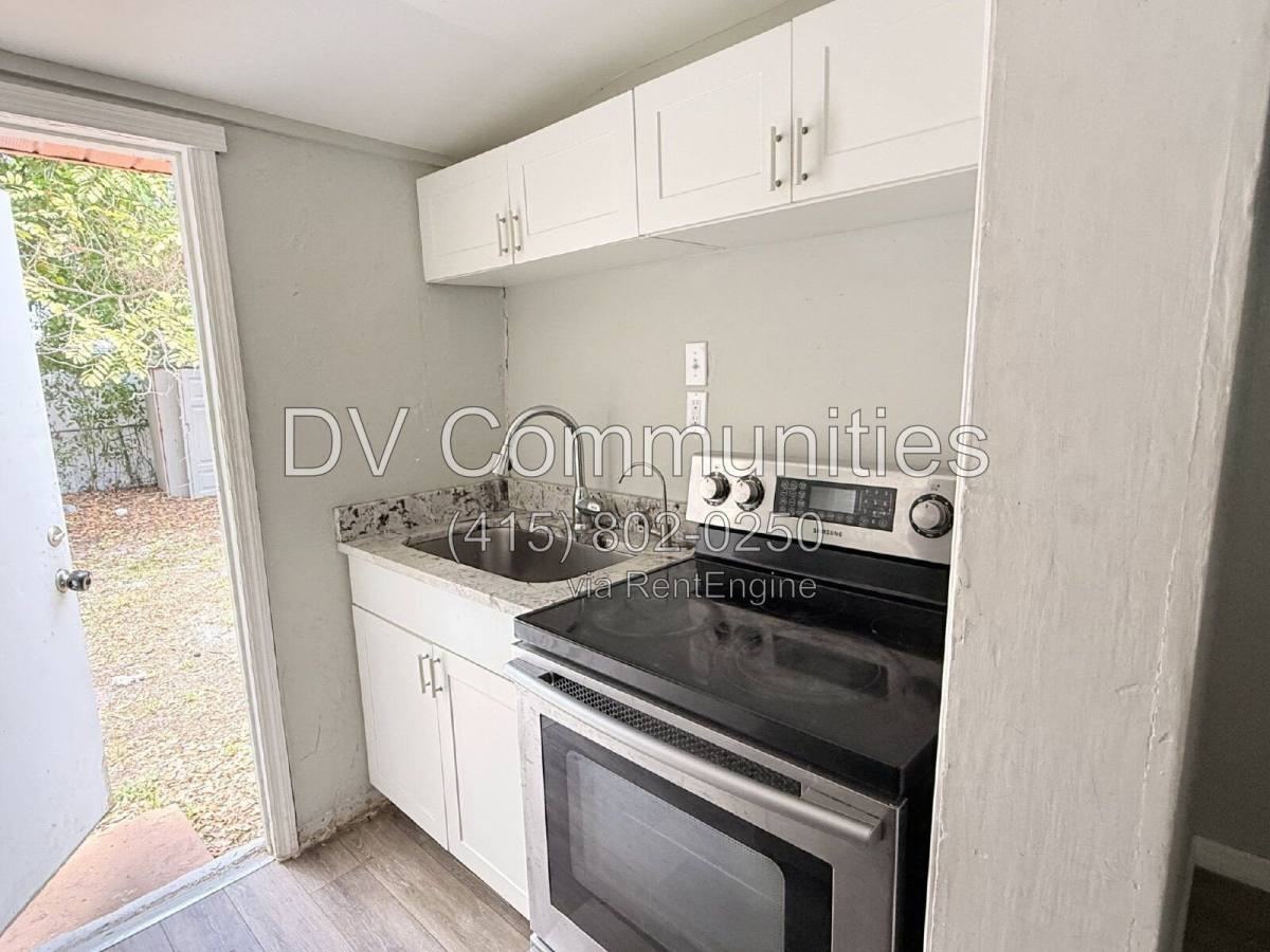 1426 10th St W - Photo 2 of 10