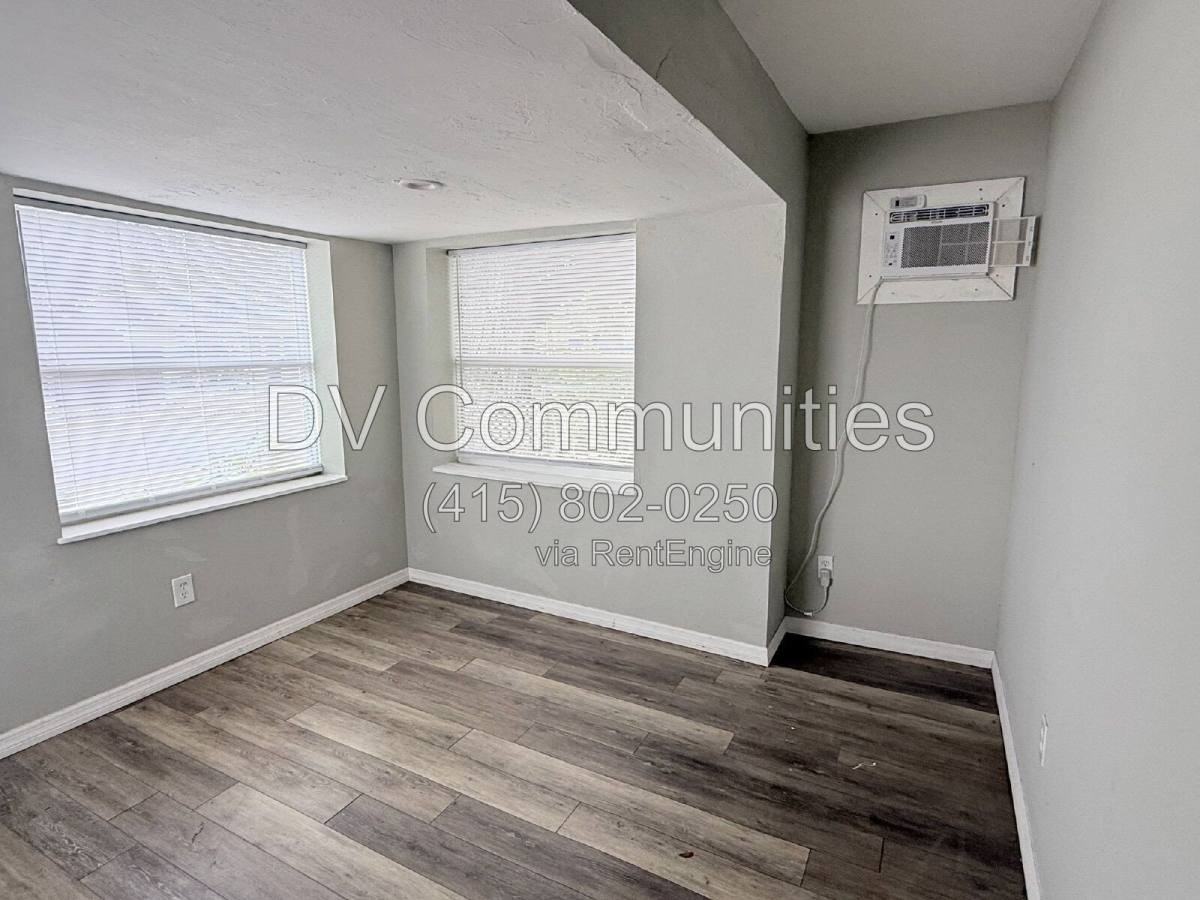 1426 10th St W - Photo 5 of 10