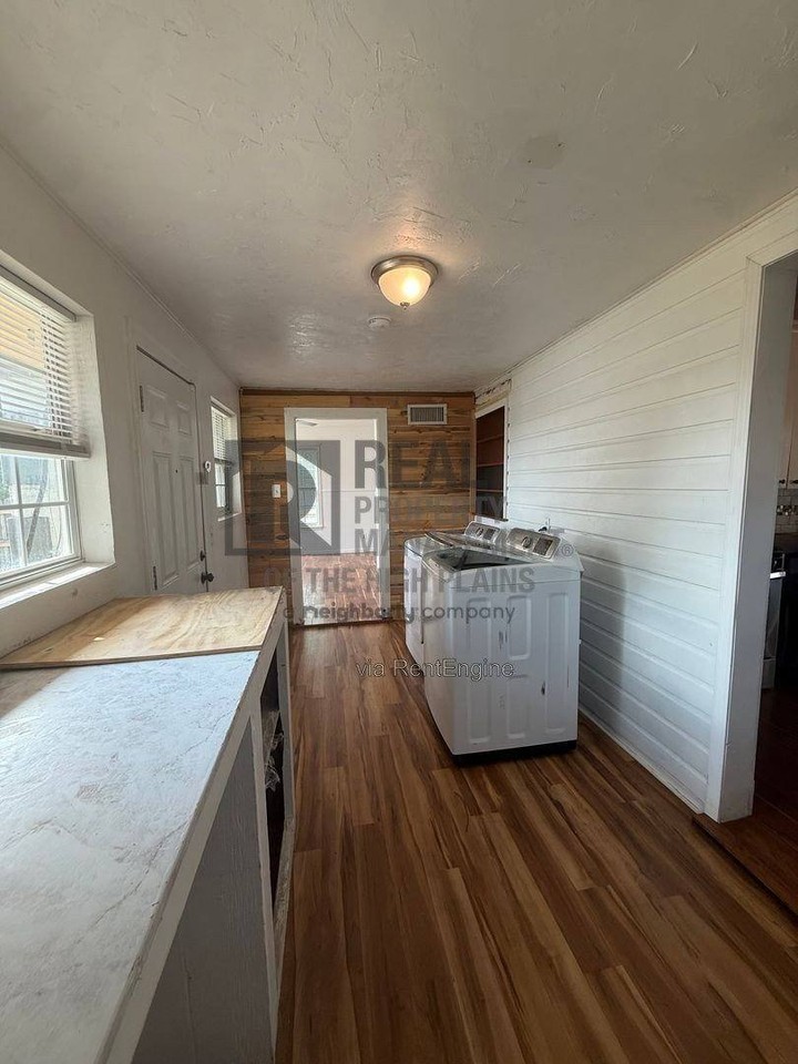 1400 N Lincoln St - Photo 3 of 8