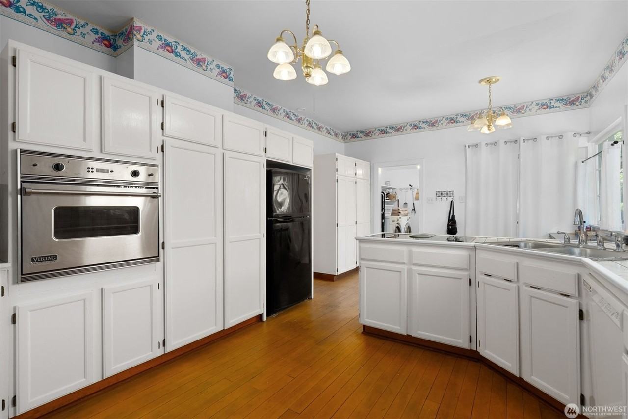 714 W 1st St #1 - Photo 7 of 19