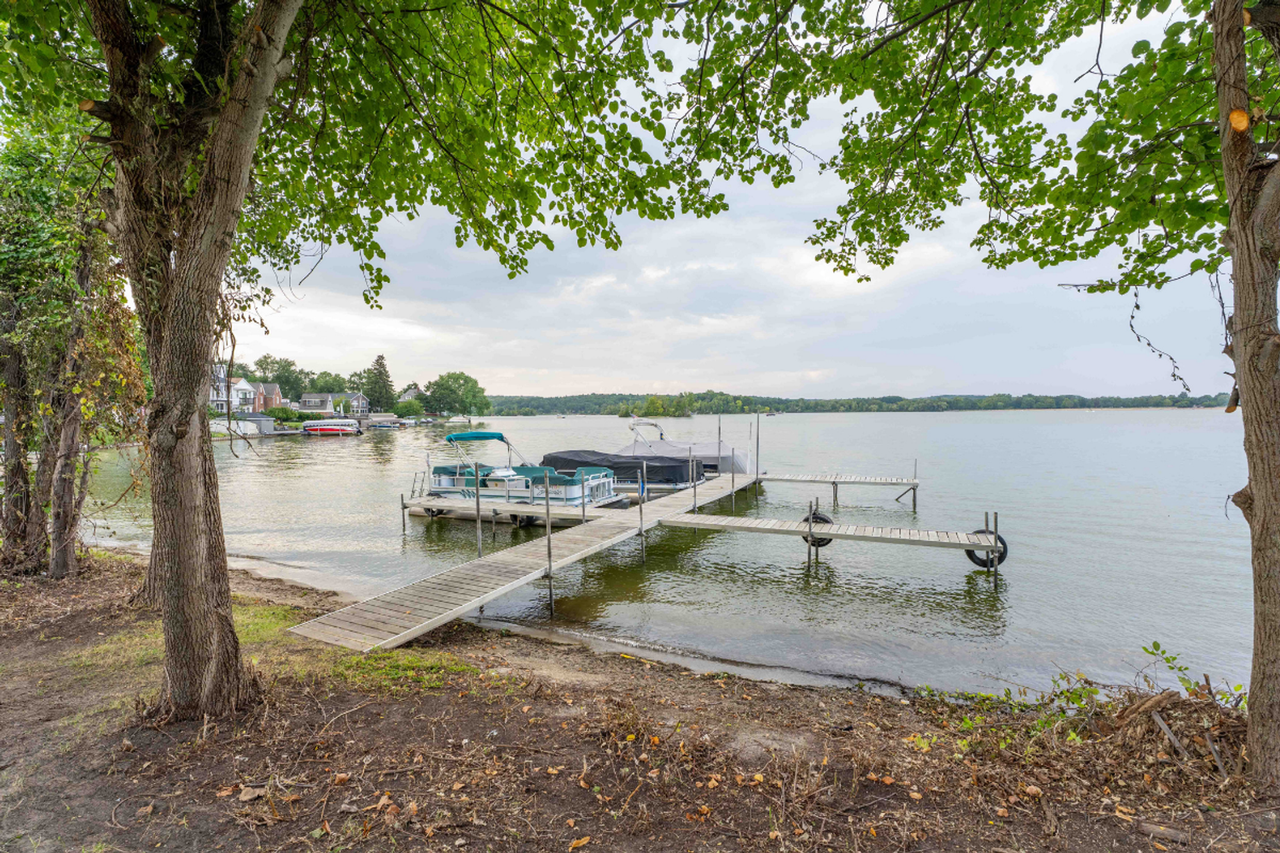 White Lake Waterfront & Private Beach Apartments - Photo 4 of 6