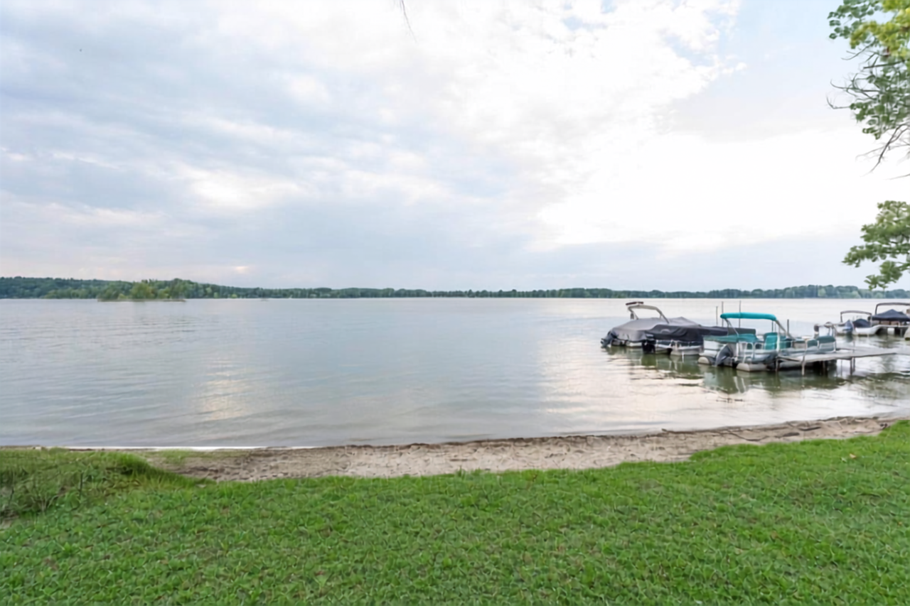 White Lake Waterfront & Private Beach Apartments - Photo 5 of 6