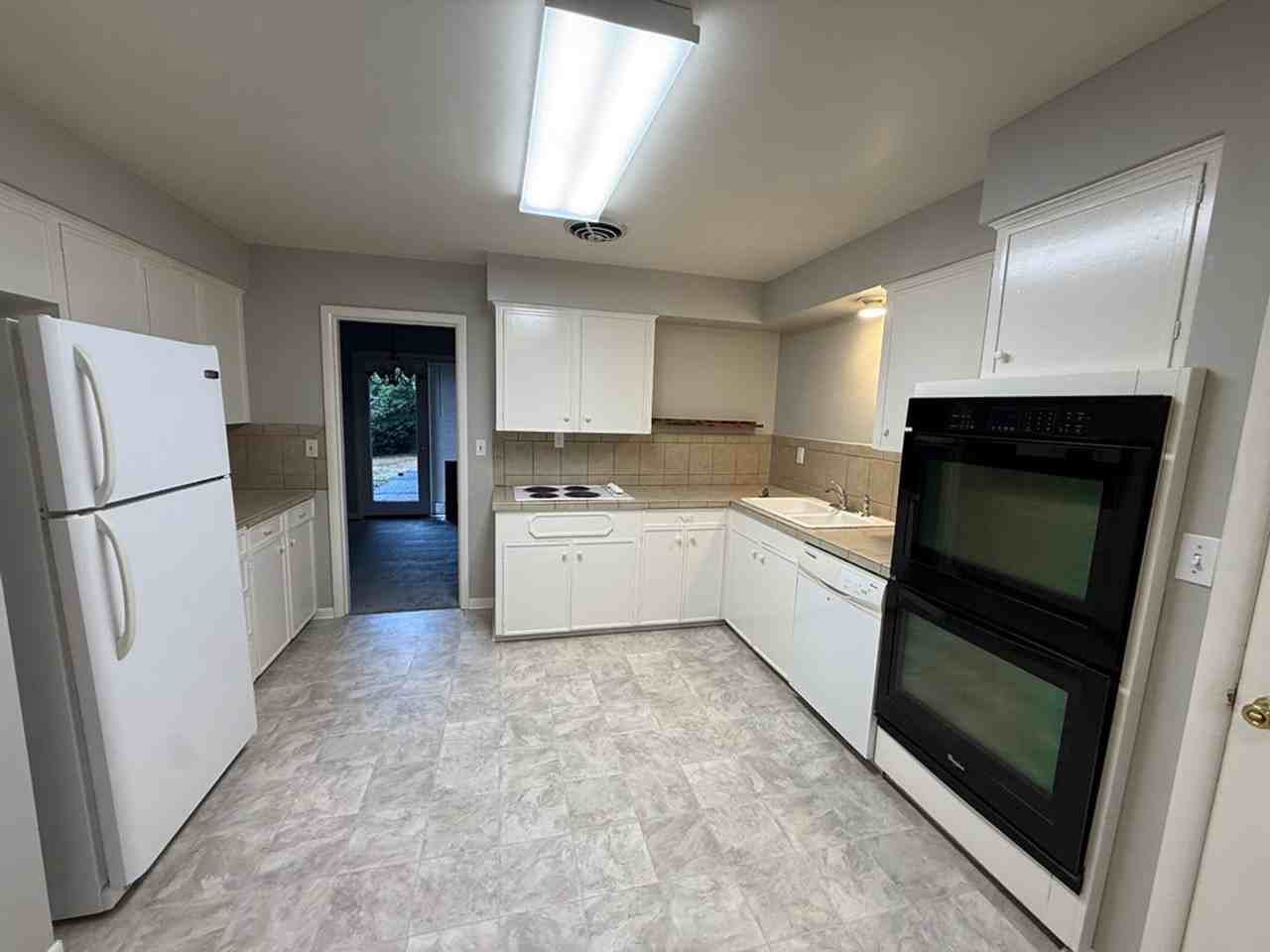 6542 Sw Seymour St - Photo 4 of 17