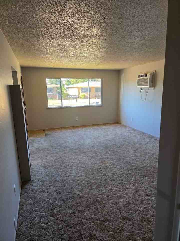 1382 Bancroft Ave - Photo 4 of 8
