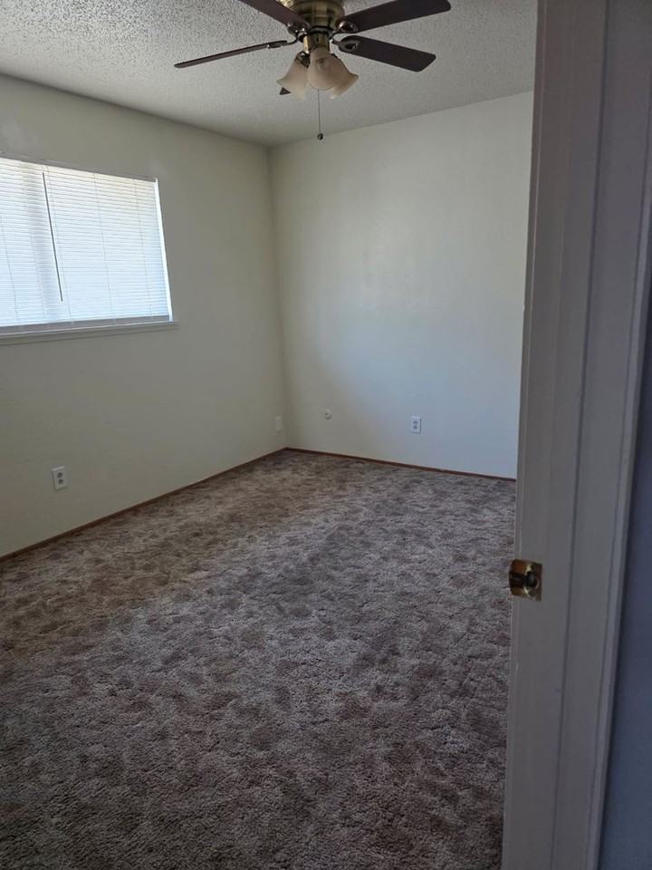1382 Bancroft Ave - Photo 5 of 8
