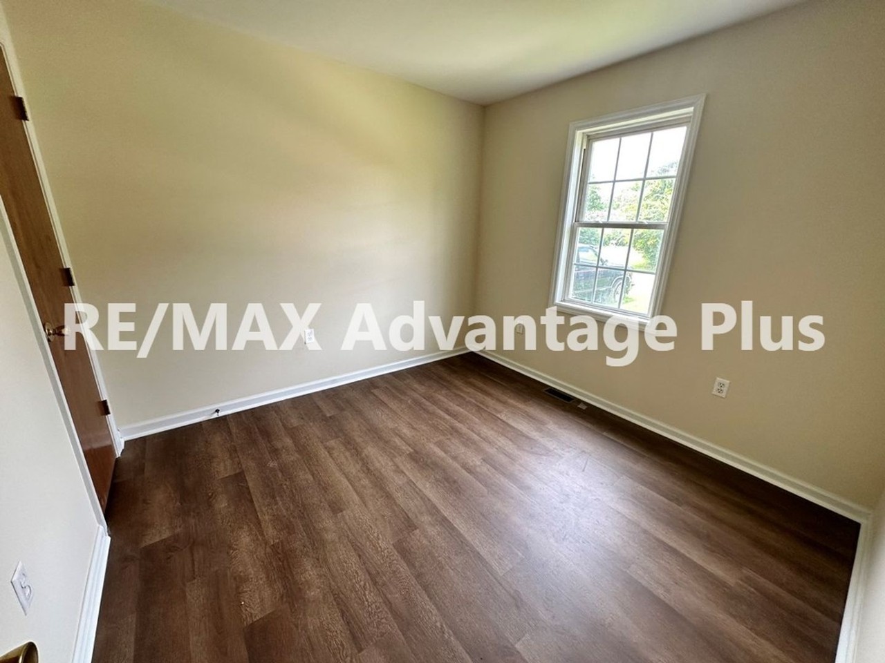 208 Front St - Photo 4 of 6